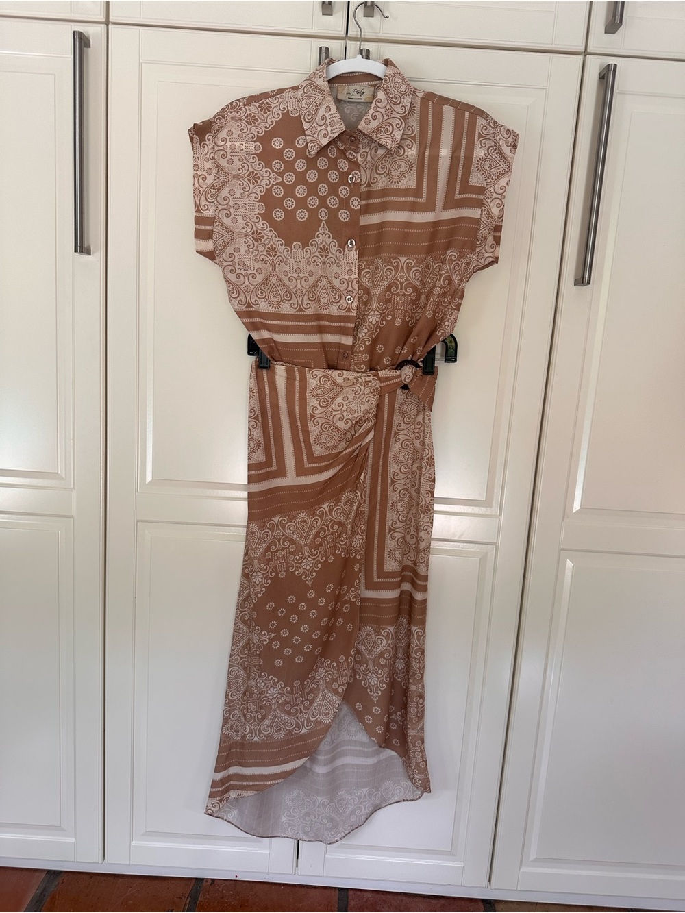 Relaxed High-Low Shirt Dress in Camel Paisley